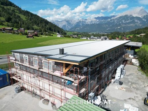 Office in Saalfelden am Steinernen Meer, Politischer Bezirk Zell am See