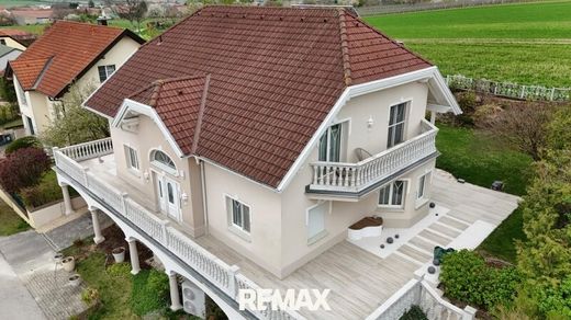 Luxury home in Höflein, Politischer Bezirk Bruck an der Leitha