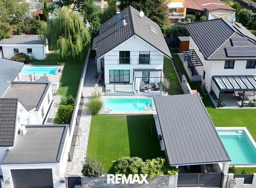 Luxury home in Lanzendorf, Politischer Bezirk Bruck an der Leitha