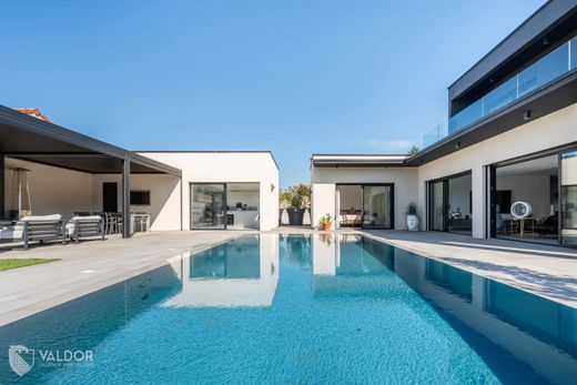 Villa in Sennecé-lès-Mâcon, Saône-et-Loire