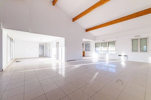 Apartment / Etagenwohnung in Aix-en-Provence, Bouches-du-Rhône