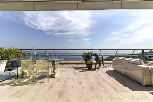 Apartment / Etagenwohnung in Èze, Alpes-Maritimes