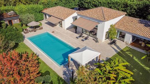 Villa in Roquefort-les-Pins, Alpes-Maritimes