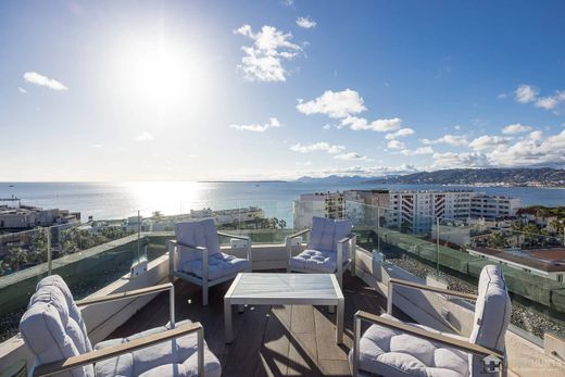 Apartment / Etagenwohnung in Juan-les-Pins, Alpes-Maritimes