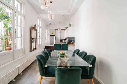 Apartment in Chatelet les Halles, Louvre-Tuileries, Palais Royal, Paris