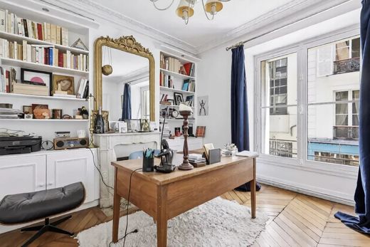 Apartment in Saint-Germain, Odéon, Monnaie, Paris