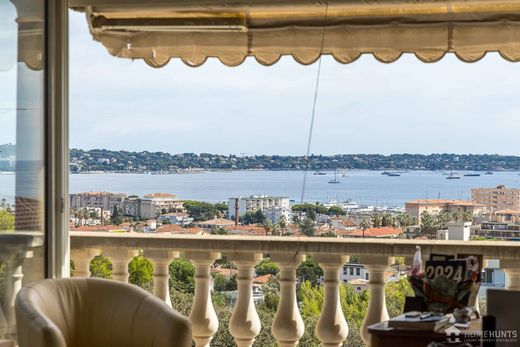 Golfe-Juan, Alpes-Maritimesのアパートメント