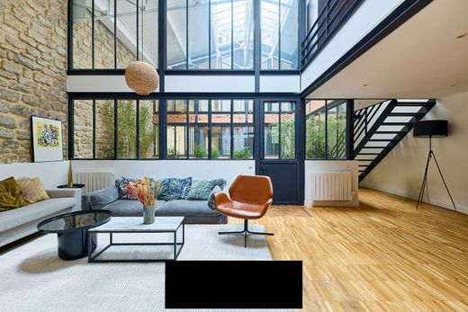 Apartment in Montmartre, Abbesses, Grandes-Carrières, Paris