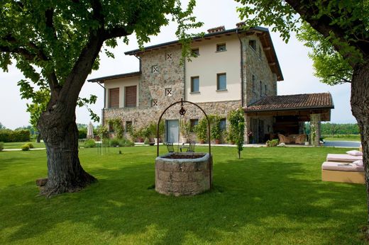 Villa a Peschiera del Garda, Verona