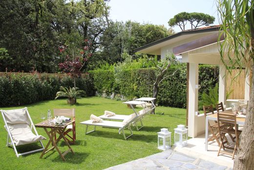 别墅  Forte dei Marmi, 卢卡省