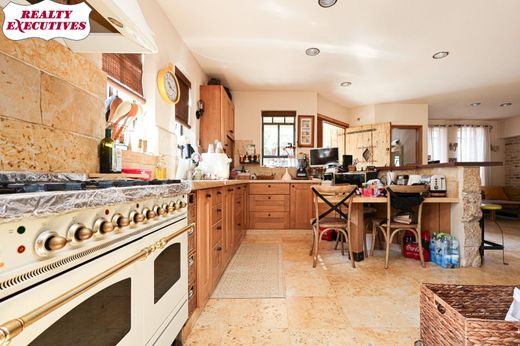 Luxury home in Hod HaSharon, Central District