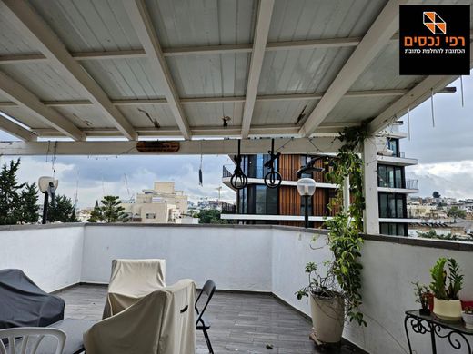 Givatayim, Tel Aviv Districtのデュプレックス
