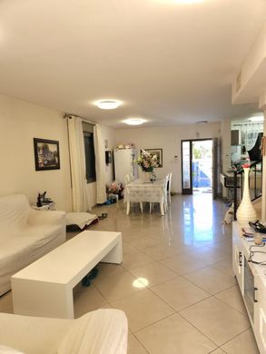 Luxe woning in Gan Yavne, Central District