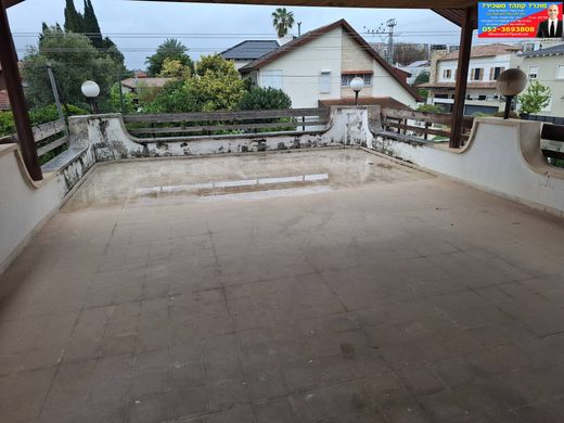 ‏בתי יוקרה ב  יהוד, Meẖoz HaMerkaz