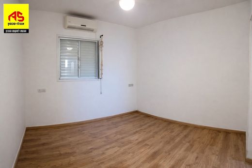 Apartment / Etagenwohnung in Kfar Saba, Central District