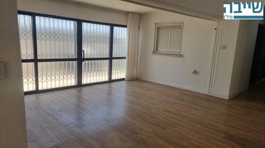 Lüks ev Reẖovot, Central District