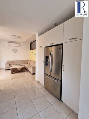 Daire H̱olon, Tel Aviv District