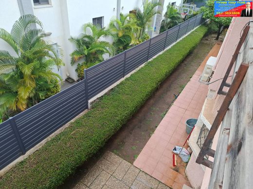 ‏בתי יוקרה ב  יהוד, Meẖoz HaMerkaz