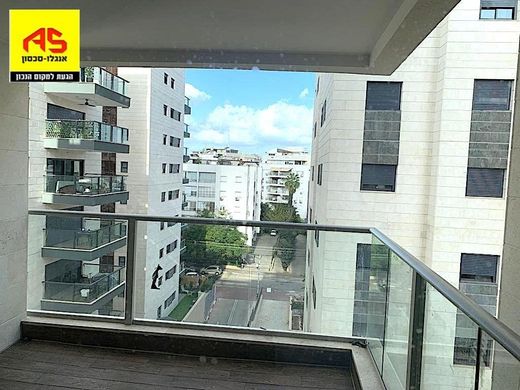 Apartment / Etagenwohnung in Raanana, Central District