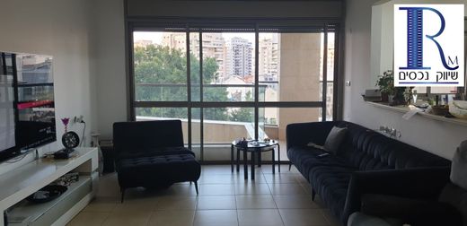 Daire H̱olon, Tel Aviv District