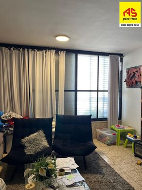 Apartment / Etagenwohnung in Ramat HaSharon, Tel Aviv District