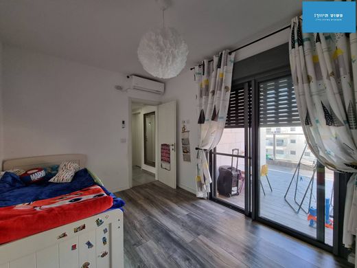 Penthouse in H̱arish, Haifa District