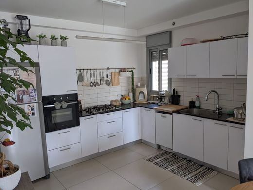 Piso / Apartamento en Rosh Ha‘Ayin, Central District