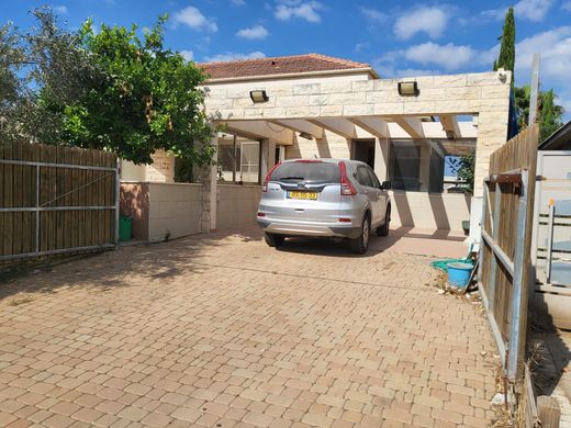 Maison de luxe à Be’erotayim, Central District