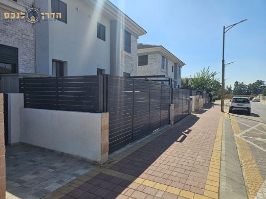 Mazkeret Batya, Central Districtの高級住宅