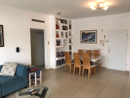 Apartment / Etagenwohnung in Givatayim, Tel Aviv District