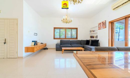 Luxury home in Bet Shiqma, Southern District