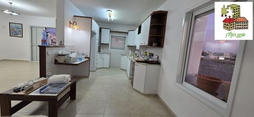 Penthouse w Ness Ziona, Central District