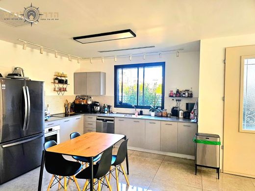 ‏בתי יוקרה ב  Mazkeret Batya, Meẖoz HaMerkaz