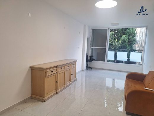 Apartment / Etagenwohnung in Givatayim, Tel Aviv District