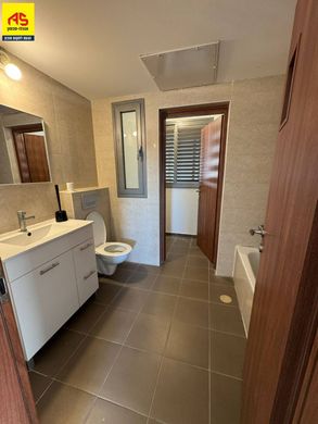 Apartment / Etagenwohnung in Kefar Yona, Central District