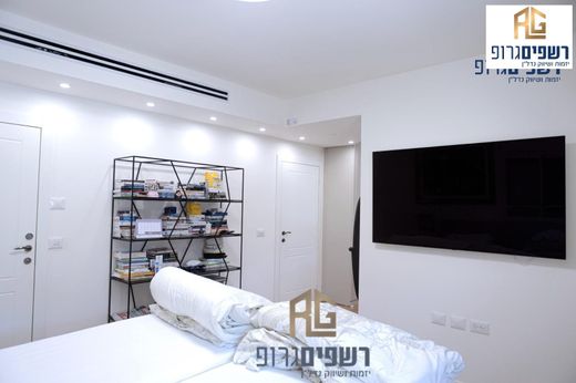 Maison de luxe à Kfar Saba, Central District