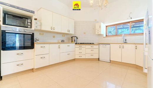 Luxury home in Bet Shiqma, Southern District