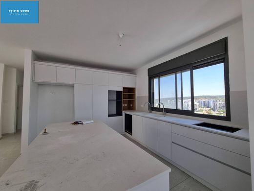 Penthouse in H̱arish, Haifa