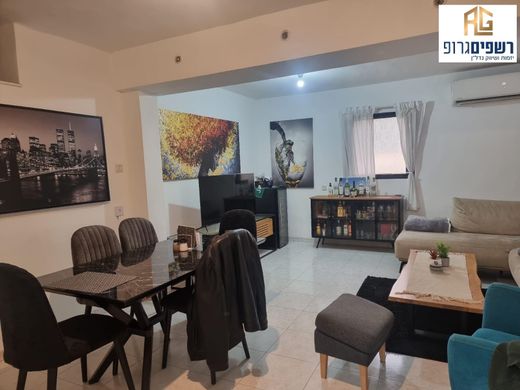 Apartment / Etagenwohnung in Kfar Saba, Central District
