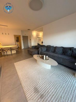 Apartment / Etagenwohnung in Ness Ziona, Central District