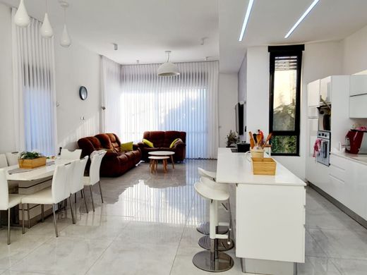 Luxury home in Ẕur Hadassa, Jerusalem District