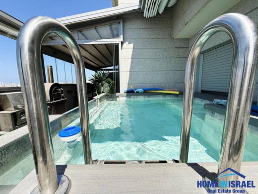 Hôtel particulier à Netanya, Central District