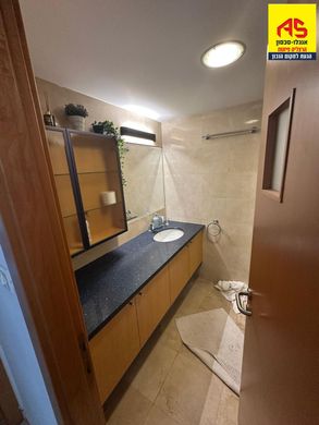 Apartment / Etagenwohnung in Hertzlija, Tel Aviv District