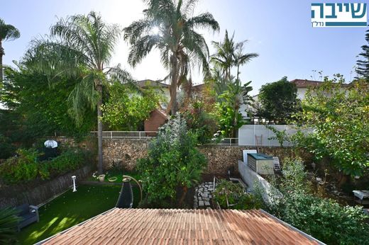 Lüks ev Reẖovot, Central District