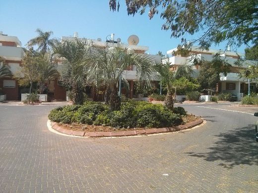 Casa di lusso a Hod HaSharon, Central District