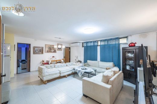 Luxury home in Gan Yavne, Central District