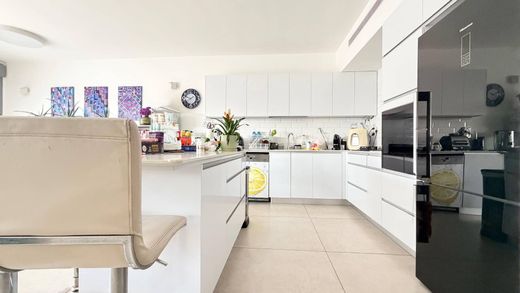 ‏בית בעיר ב  רחובות, Meẖoz HaMerkaz