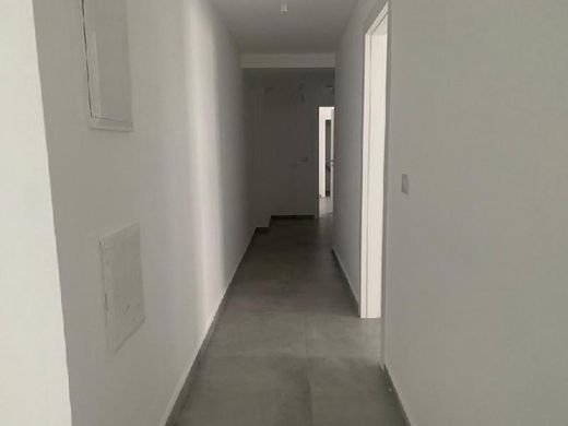 Apartment / Etagenwohnung in Rechowot, Central District