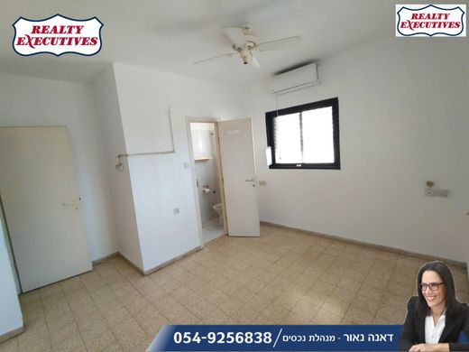 Apartment in Hod HaSharon, Central District