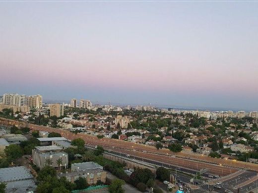Apartment in Giv‘at Shemu’el, Tel Aviv